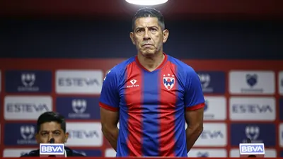 Roberto De la Rosa, delantero de Rayados, eliminó fotos de su cuenta de Instagram, generando especulación sobre su futuro...