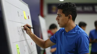 Club de Fútbol Monterrey se prepara para enfrentar a Atlas con nuevas tácticas y una camiseta renovada, mientras busca...