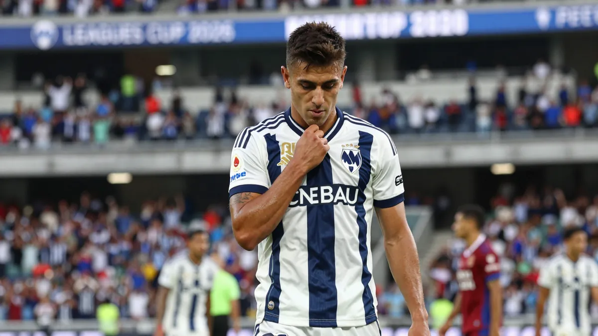 El argentino Lionel Messi se unió a su compañero de club y selección, Rodrigo De Paul, en una jornada de condolencias por...